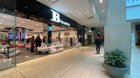 shoe stores in chinook mall.